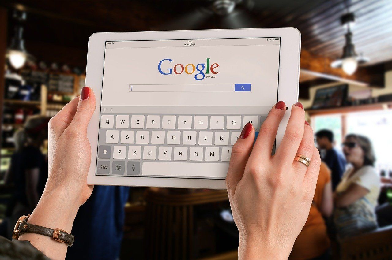 Frau benutzt die Google Startseite als Suchmaschine