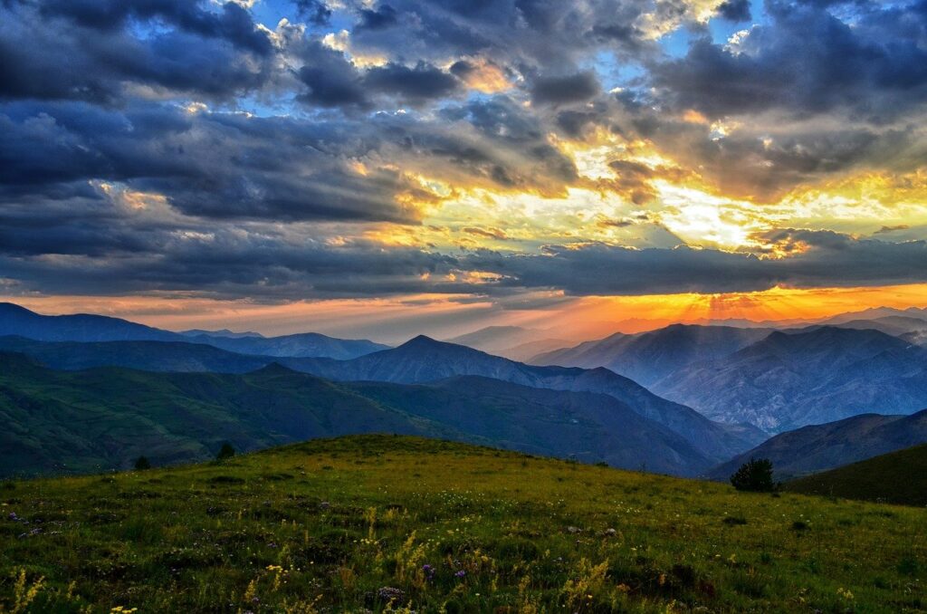 Berge und ein wundervoller Sonnenuntergang - So kann man das Leben genießen, ohne Sorgen um Finanzen