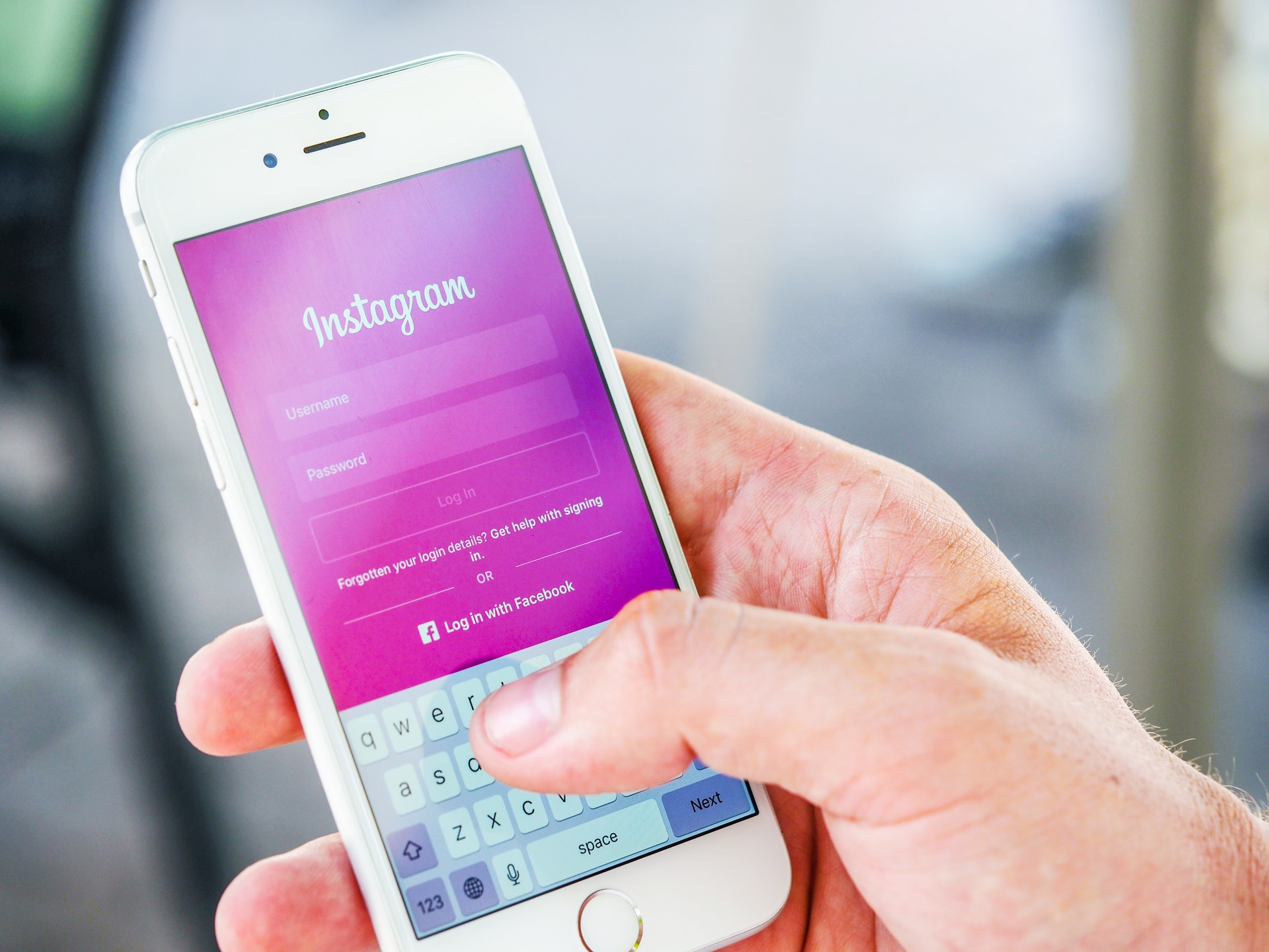 Social Media Plattform Instagram auf einem weißen Smartphone