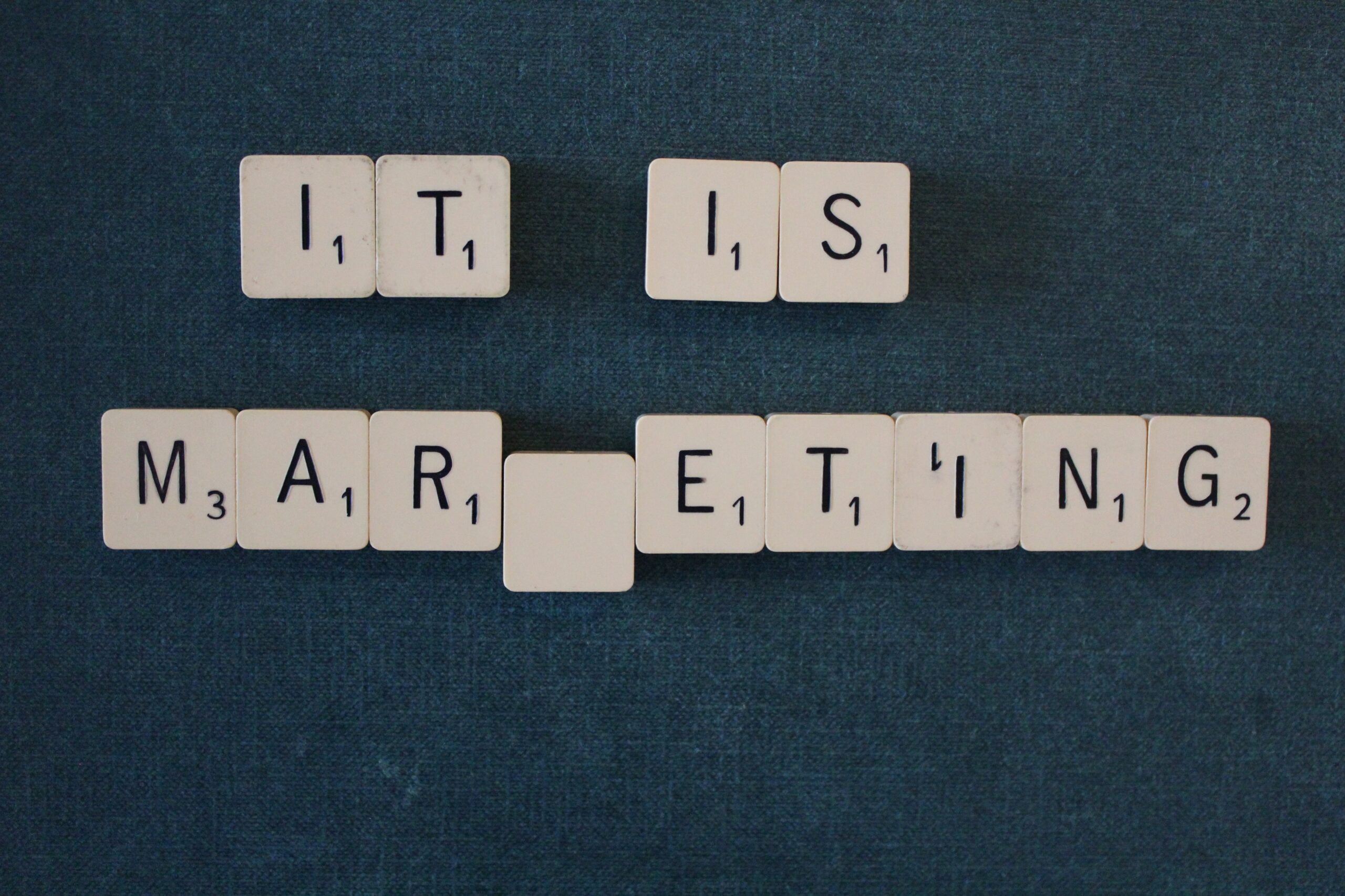 Scrabble-Spielsteine ergeben "Es ist Marketing", dabei wird von Affiliate Marketing geredet